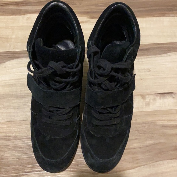 Stylish sneakers - Picture 2 of 5